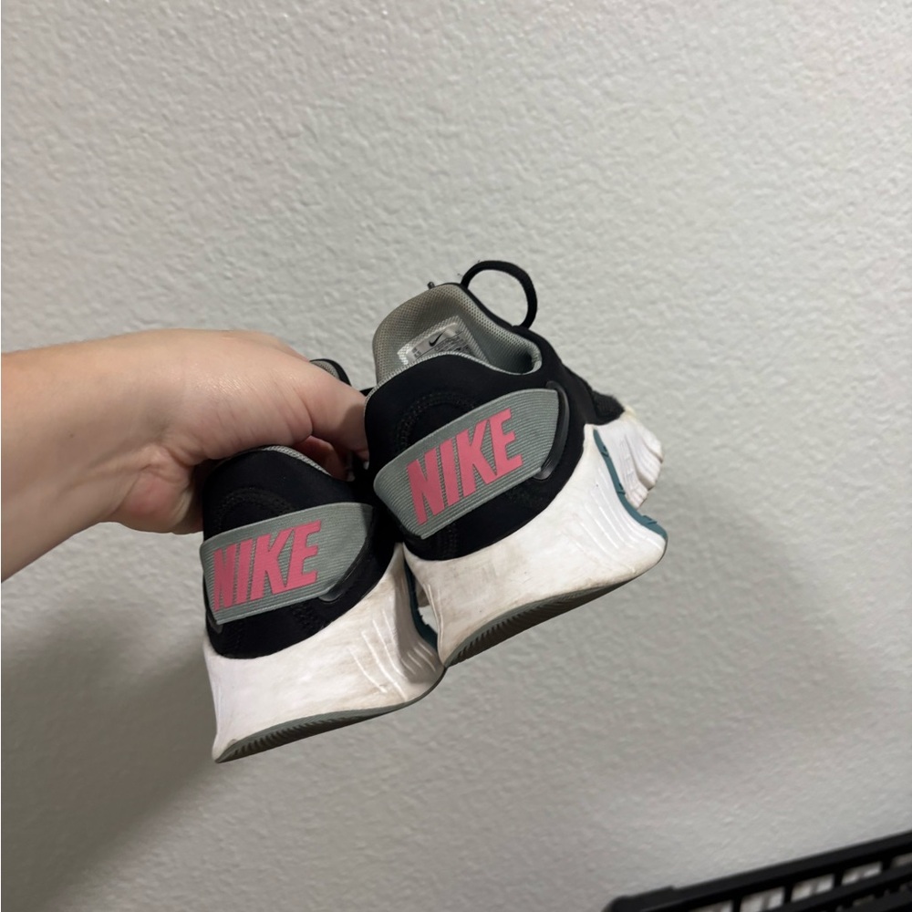 Nike black white and pink Metcon - Picture 8 of 9